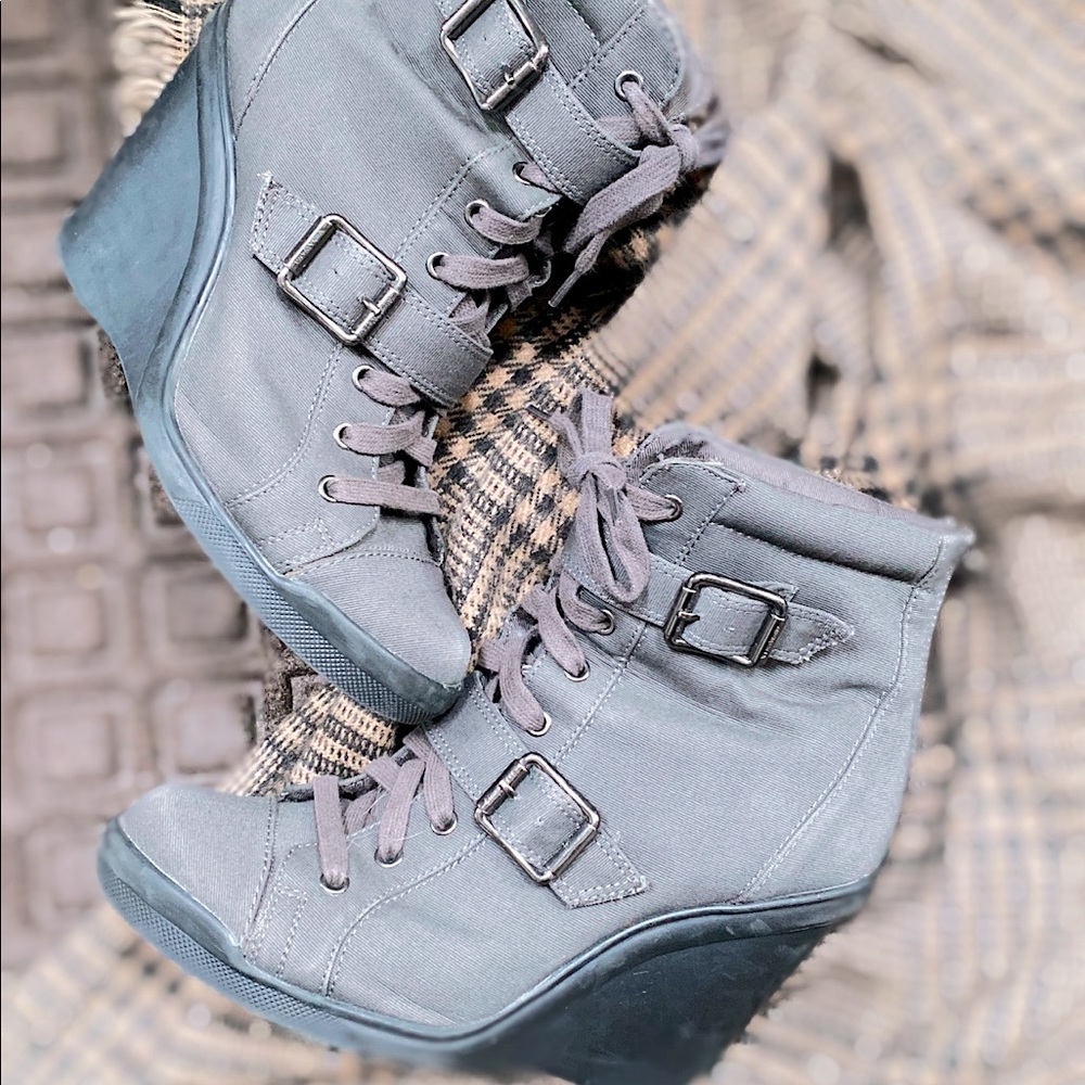 Simply Vera Wang Women’s Grey Ankle Wedge Bootie